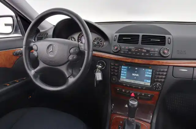 Harmaa Sedan, Mercedes-Benz E – LBY-959