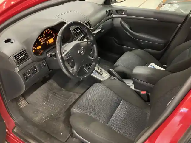 Punainen Farmari, Toyota Avensis – LBZ-489