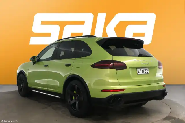 Vihreä Maastoauto, Porsche Cayenne – LIM-33