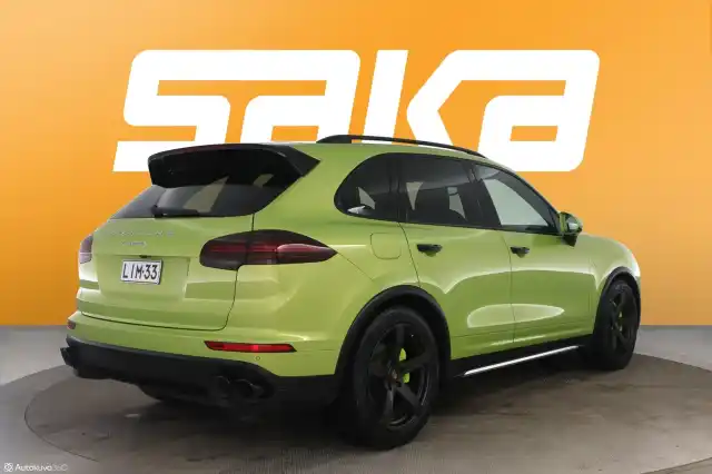 Vihreä Maastoauto, Porsche Cayenne – LIM-33