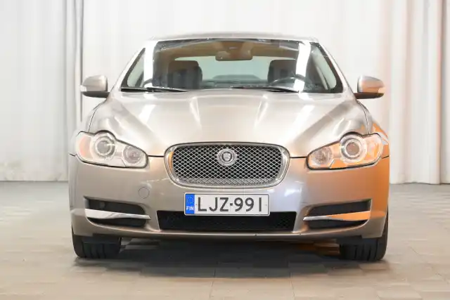 Harmaa Sedan, Jaguar XF – LJZ-991