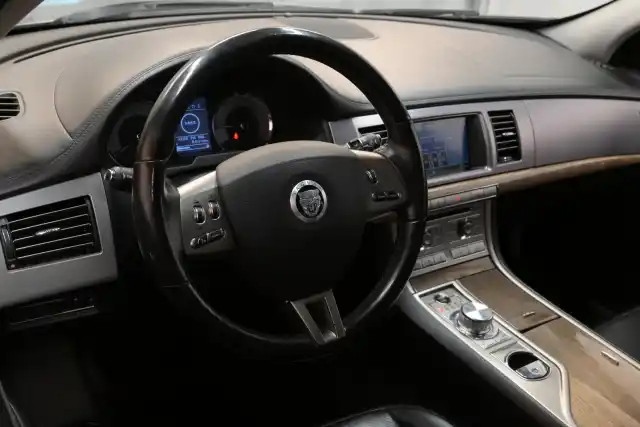 Harmaa Sedan, Jaguar XF – LJZ-991
