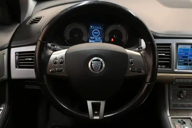 Harmaa Sedan, Jaguar XF – LJZ-991