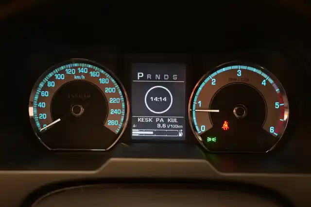 Harmaa Sedan, Jaguar XF – LJZ-991