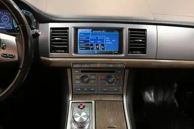Harmaa Sedan, Jaguar XF – LJZ-991