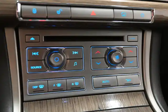 Harmaa Sedan, Jaguar XF – LJZ-991