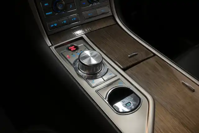 Harmaa Sedan, Jaguar XF – LJZ-991