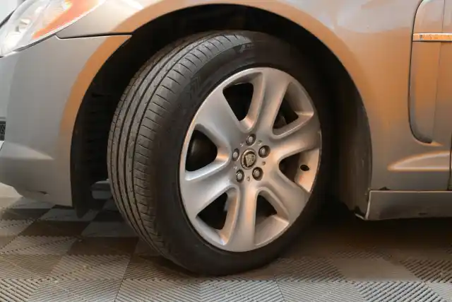 Harmaa Sedan, Jaguar XF – LJZ-991
