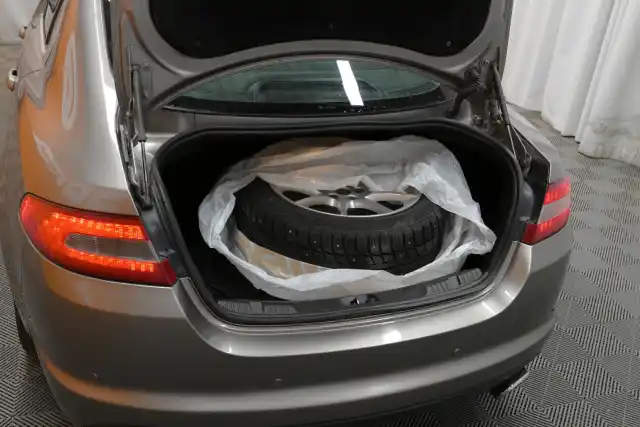 Harmaa Sedan, Jaguar XF – LJZ-991