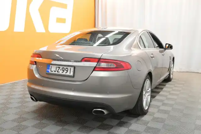 Harmaa Sedan, Jaguar XF – LJZ-991