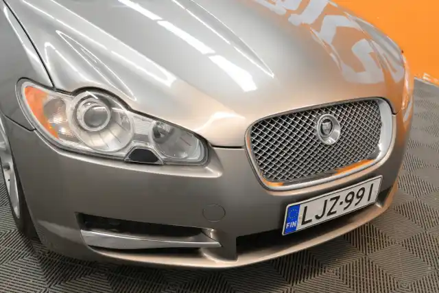 Harmaa Sedan, Jaguar XF – LJZ-991