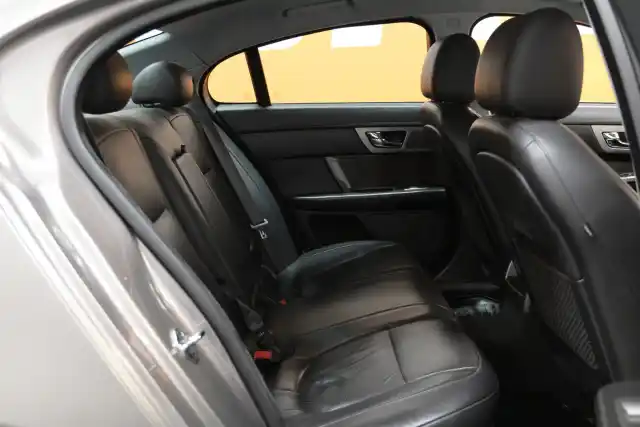 Harmaa Sedan, Jaguar XF – LJZ-991