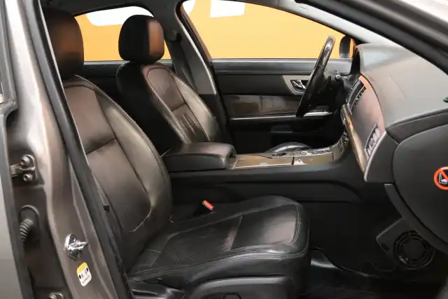Harmaa Sedan, Jaguar XF – LJZ-991