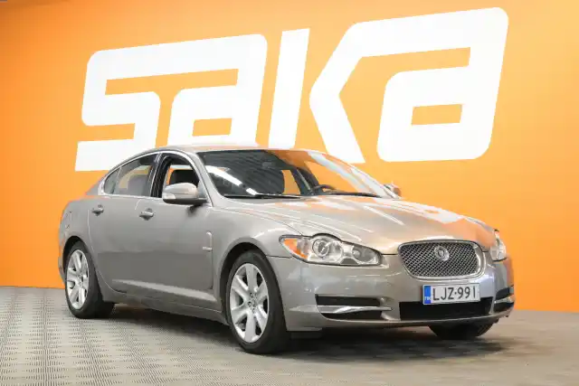 Harmaa Sedan, Jaguar XF – LJZ-991