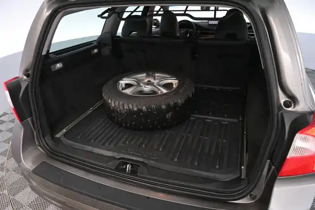 Harmaa Farmari, Volvo V70 – LLK-294