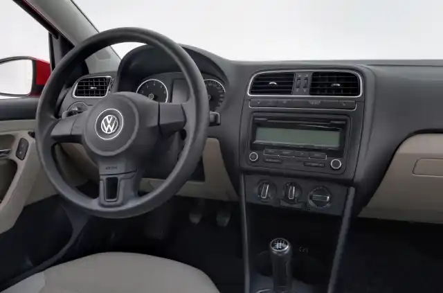 Punainen Viistoperä, Volkswagen Polo – LLL-658