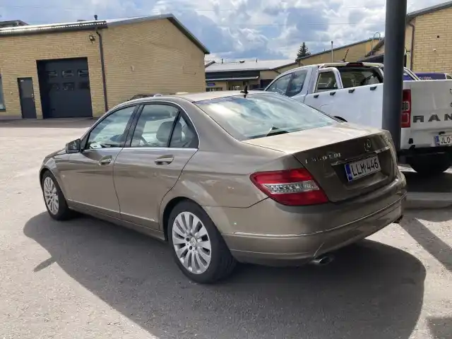 Ruskea Sedan, Mercedes-Benz C – LLM-446