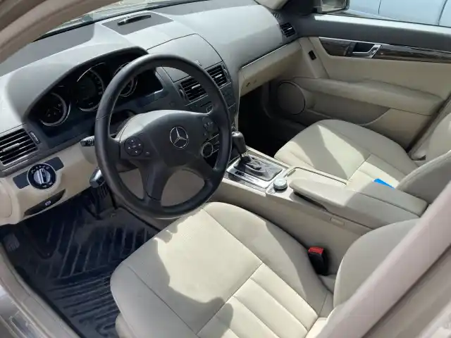 Ruskea Sedan, Mercedes-Benz C – LLM-446