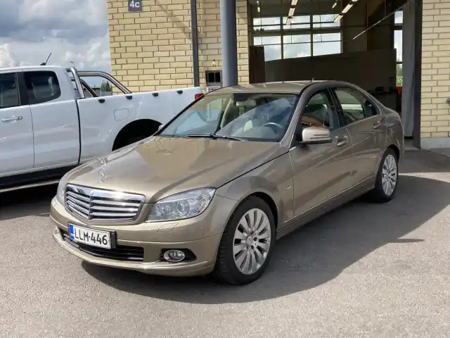 Ruskea Sedan, Mercedes-Benz C – LLM-446