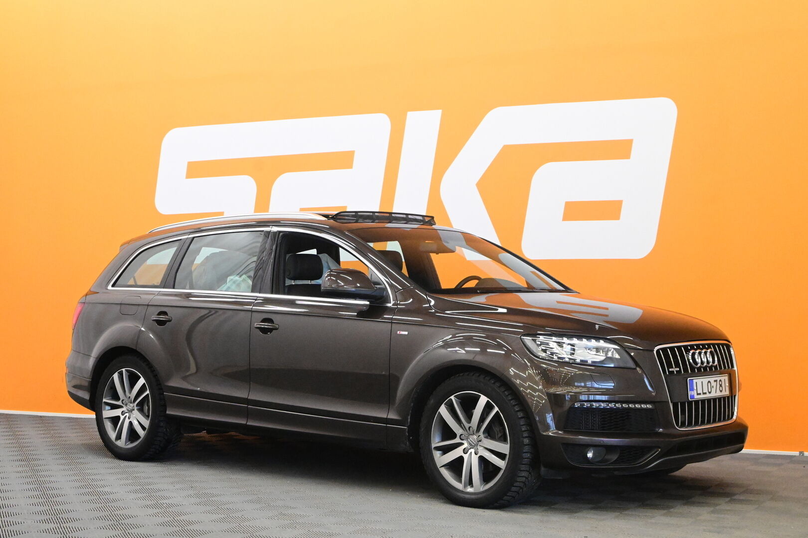 Ruskea Maastoauto, Audi Q7 – LLO-781