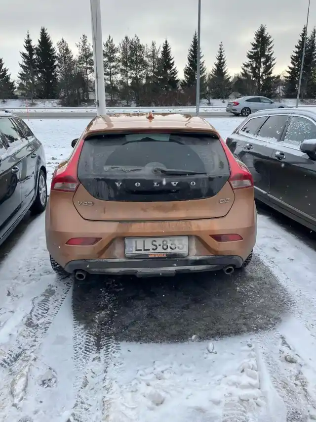 Oranssi Viistoperä, Volvo V40 – LLS-833