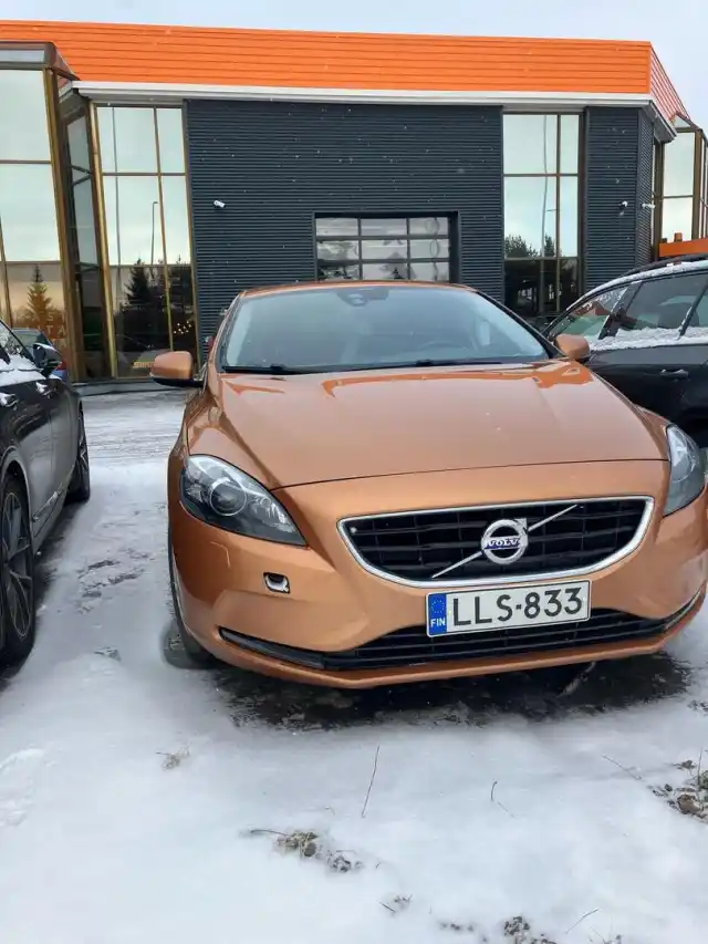 Oranssi Viistoperä, Volvo V40 – LLS-833