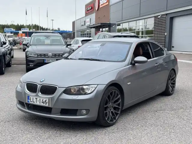 Harmaa Coupe, BMW 330 – LLT-146