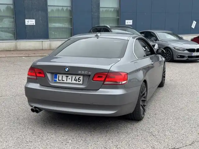 Harmaa Coupe, BMW 330 – LLT-146