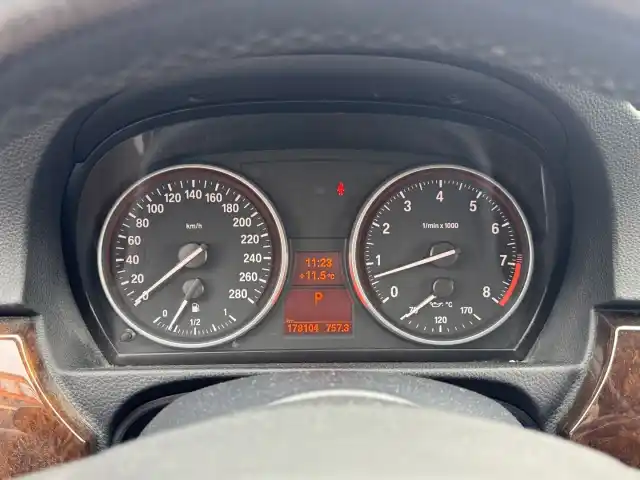 Harmaa Coupe, BMW 330 – LLT-146