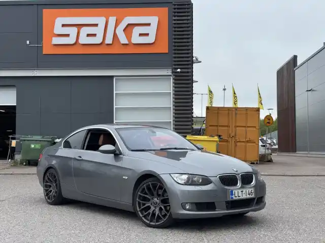 Harmaa Coupe, BMW 330 – LLT-146