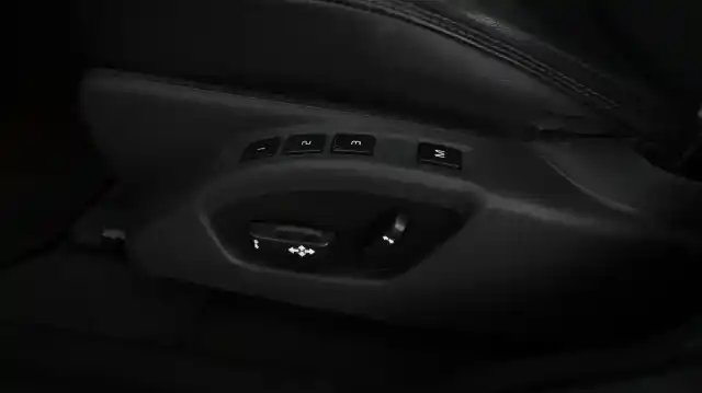 Musta Maastoauto, Volvo XC60 – LLT-480