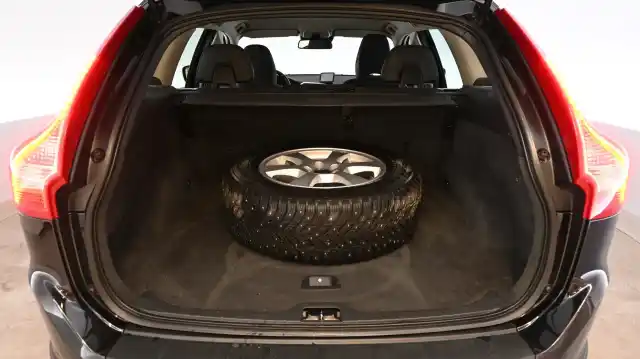 Musta Maastoauto, Volvo XC60 – LLT-480