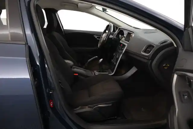 Sininen Viistoperä, Volvo V40 – LLT-749