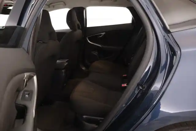 Sininen Viistoperä, Volvo V40 – LLT-749