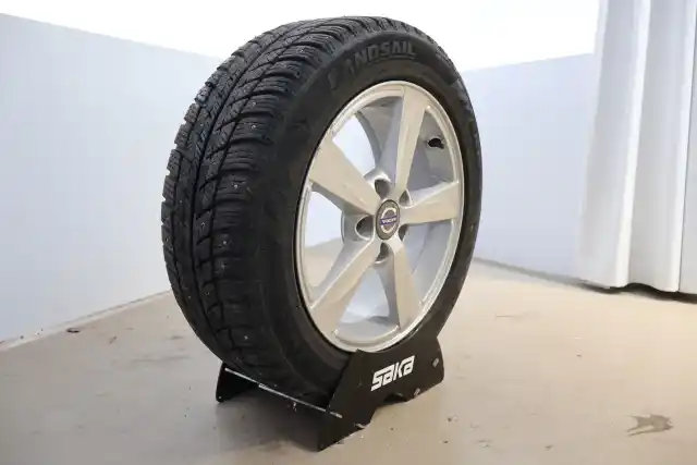 Sininen Viistoperä, Volvo V40 – LLT-749