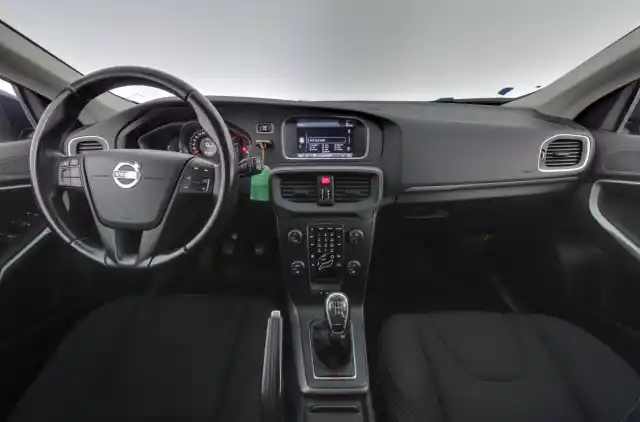 Sininen Viistoperä, Volvo V40 – LLT-749