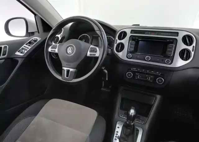 Valkoinen Maastoauto, Volkswagen Tiguan – LMB-179