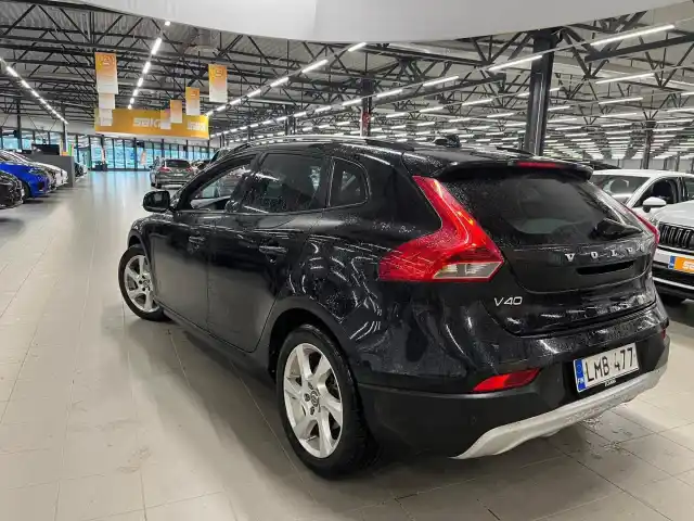 Musta Viistoperä, Volvo V40 Cross Country – LMB-477