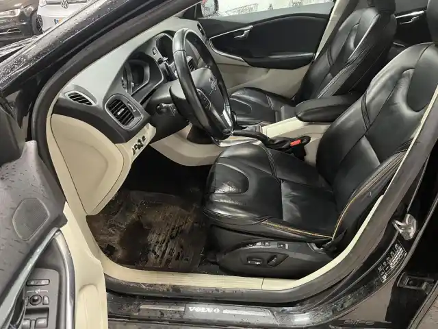 Musta Viistoperä, Volvo V40 Cross Country – LMB-477