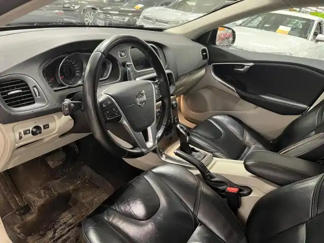 Musta Viistoperä, Volvo V40 Cross Country – LMB-477