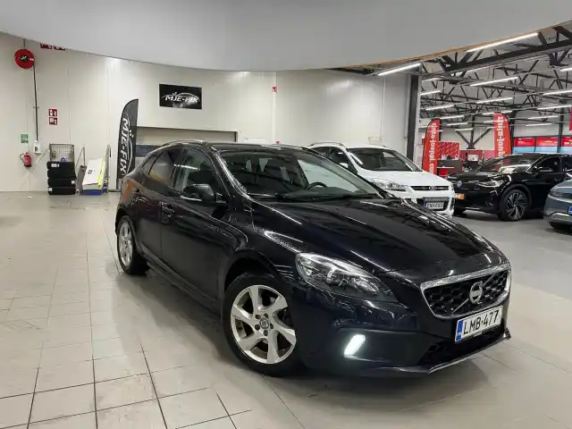 Musta Viistoperä, Volvo V40 Cross Country – LMB-477