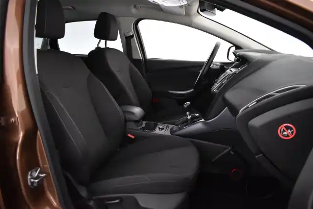 Ruskea Farmari, Ford Focus – LMB-821