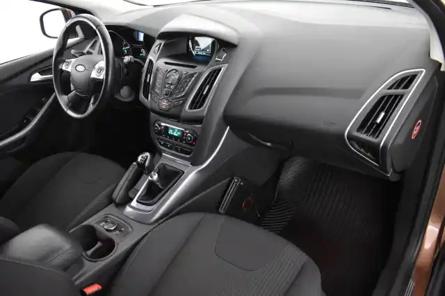 Ruskea Farmari, Ford Focus – LMB-821