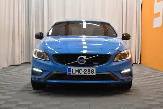 Sininen Sedan, Volvo S60 – LMC-288