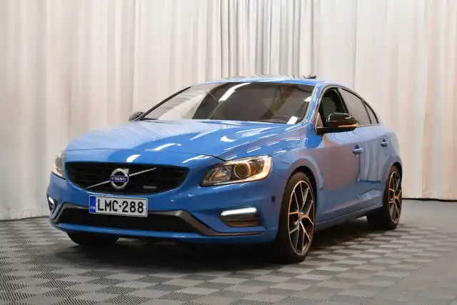 Sininen Sedan, Volvo S60 – LMC-288