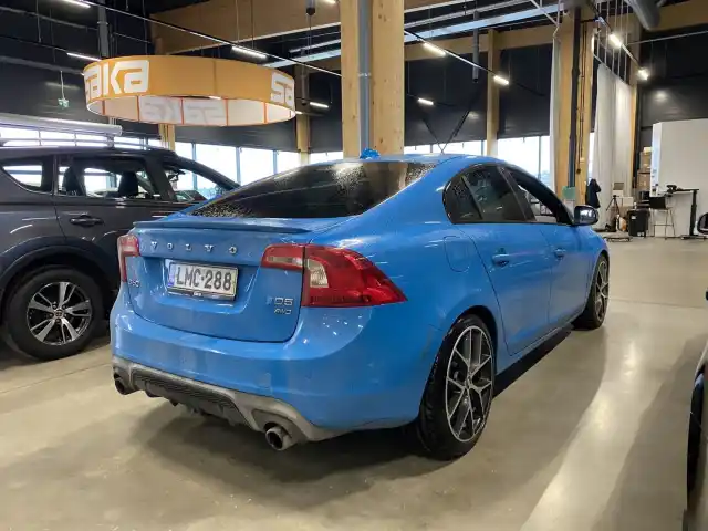 Sininen Sedan, Volvo S60 – LMC-288