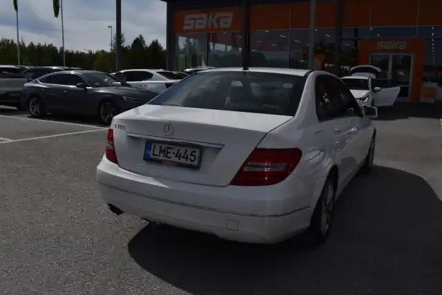 Valkoinen Sedan, Mercedes-Benz C – LME-445