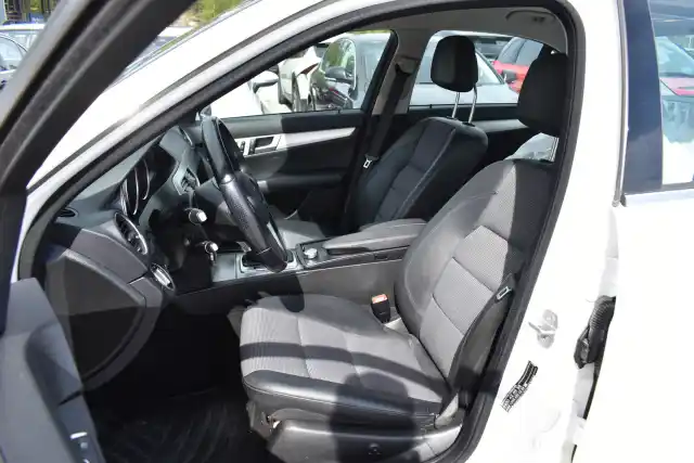 Valkoinen Sedan, Mercedes-Benz C – LME-445