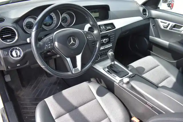Valkoinen Sedan, Mercedes-Benz C – LME-445
