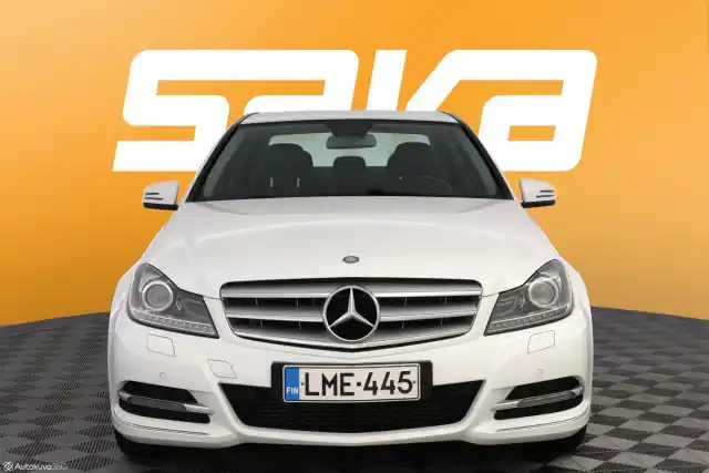 Valkoinen Sedan, Mercedes-Benz C – LME-445